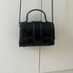 Axelremsväska zara - Svart axelremsväska, Komemr inte till användning längre, kedjan är lite rostig annars i bra skick, skriv för fler bilder☺️