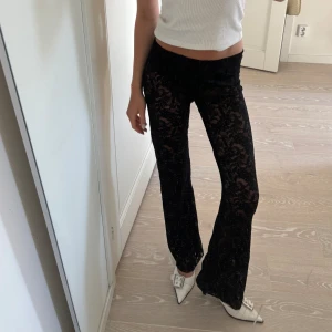 Spetsbyxor  - Sjukt coola svarta spetsbyxor dom är stretchiga💕 bootcut och låg midja😍 jag är 175
