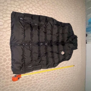 Moncler Väst - Moncler väst, i en riktigt bra skick. Använd bara ett par gånger.