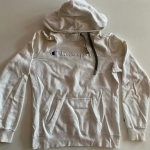 Hoodie  - Snygg hoodie från Champion i storlek XS.