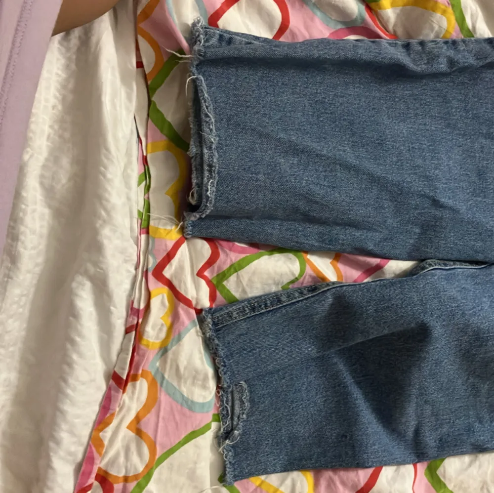 Den är som helt ny🥰 det är till unga flickor 🤪man kan ha på sig den på alla årstider. Den har 2 fickor bakom och 2 små fickor framför🥳🥳🥳. Jeans & Byxor.