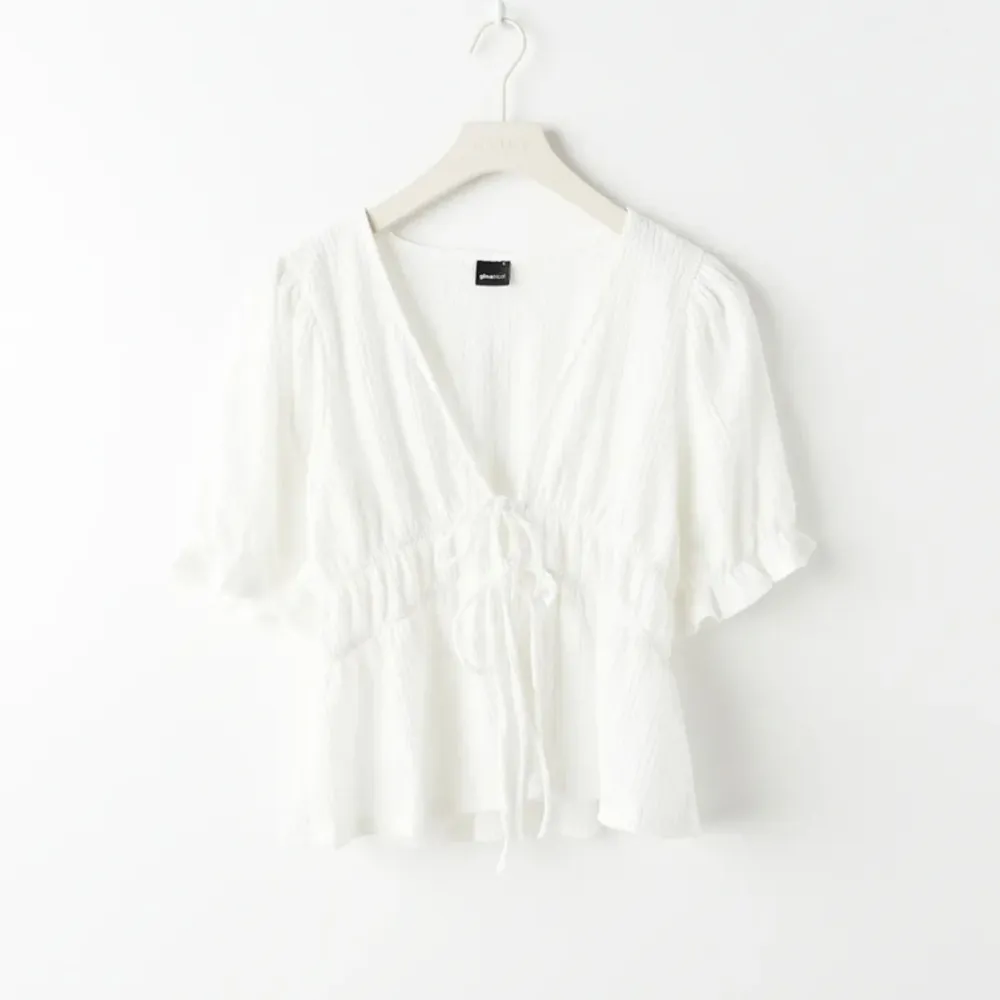 Super söt vit tröja från Gina tricot, bra skick, Perfket till sommaren . Toppar.