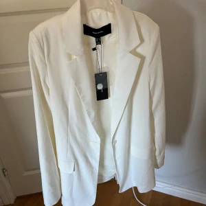 Oversized kavaj - Vit kavaj från vero moda, köpt för 500, aldrig använd o med lappar kvar!