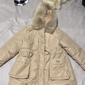 Beige Vinterjacka  - Vinterjacka för kvinnor väldigt bra kvalite storlek 36 står L men passar för stroklekar 36 och kanske uppåt 