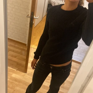 Svart stickad - Säljer en söt svart stickad tröja från lager 157 som knappt blivit använd❤️