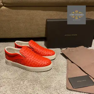 Bottega veneta slip ons i nästan nytt skick! Endast använda 4 gånger! Allt og tillkommer! Nypris ligger på 8000kr. Stora i storlekarna. Bara att komma med frågor vid funderingar.