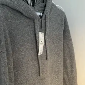 Grå stickad hoodie från zara som är helt oanvänd, storlek xs/s. Ord pris 559kr