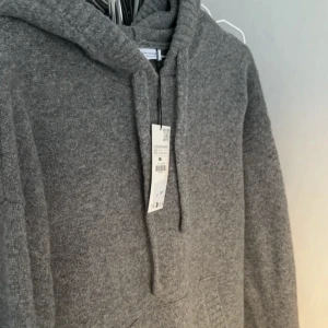 Stickad hoodie  - Grå stickad hoodie från zara som är helt oanvänd, storlek xs/s. Ord pris 559kr