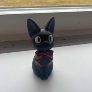 En sällsynt figur av katten från Kiki’s delivery service. Nypris: Runt 400 kr💘 Den är extremt bra skick❤️