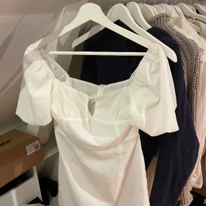 JÄTTE FIN ✨STUDENTKLÄNNING✨som jag hade haft om den inte va för liten - Kort vit klänning utan defekter, använd en gång