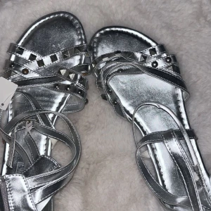 Silver skor - Säljer dessa skitsnygga silvriga skor med nitar💋