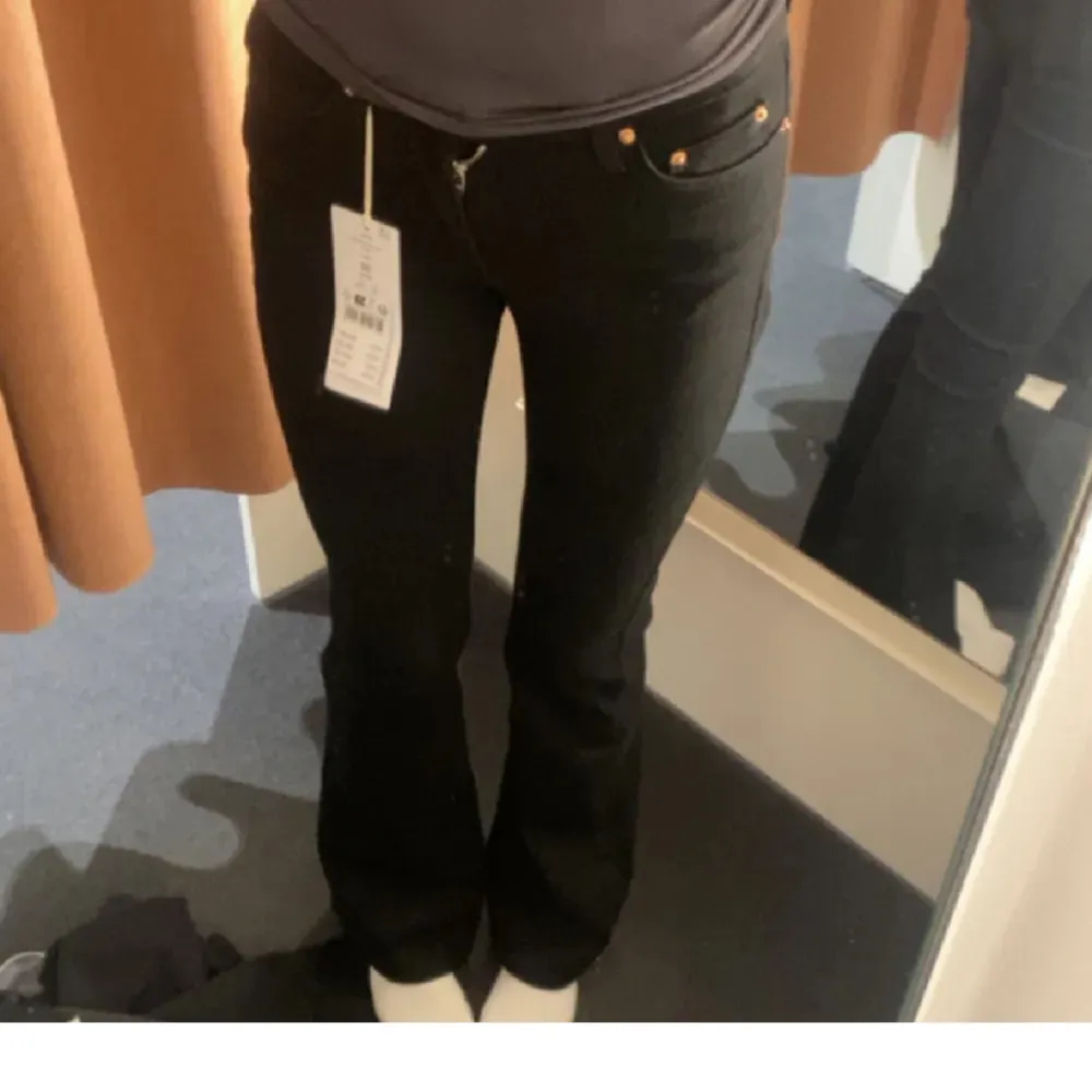 Gina tricot low bootcut jeans i stl 32, dom är knappt använda och i nyskick❤️‍🔥 nypris 600kr. Jeans & Byxor.