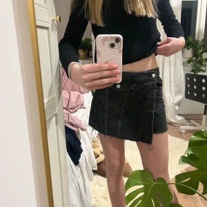 Jeans shorts/kjol - Svart jeans shorts/kjol använd 1 gång, storlek 13-14, 164cm