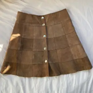 Vintage kjol i mocka från Italien! Inga defekter. Skriv för fler bilder/frågor/mått💛Använd gärna Köp Nu😁