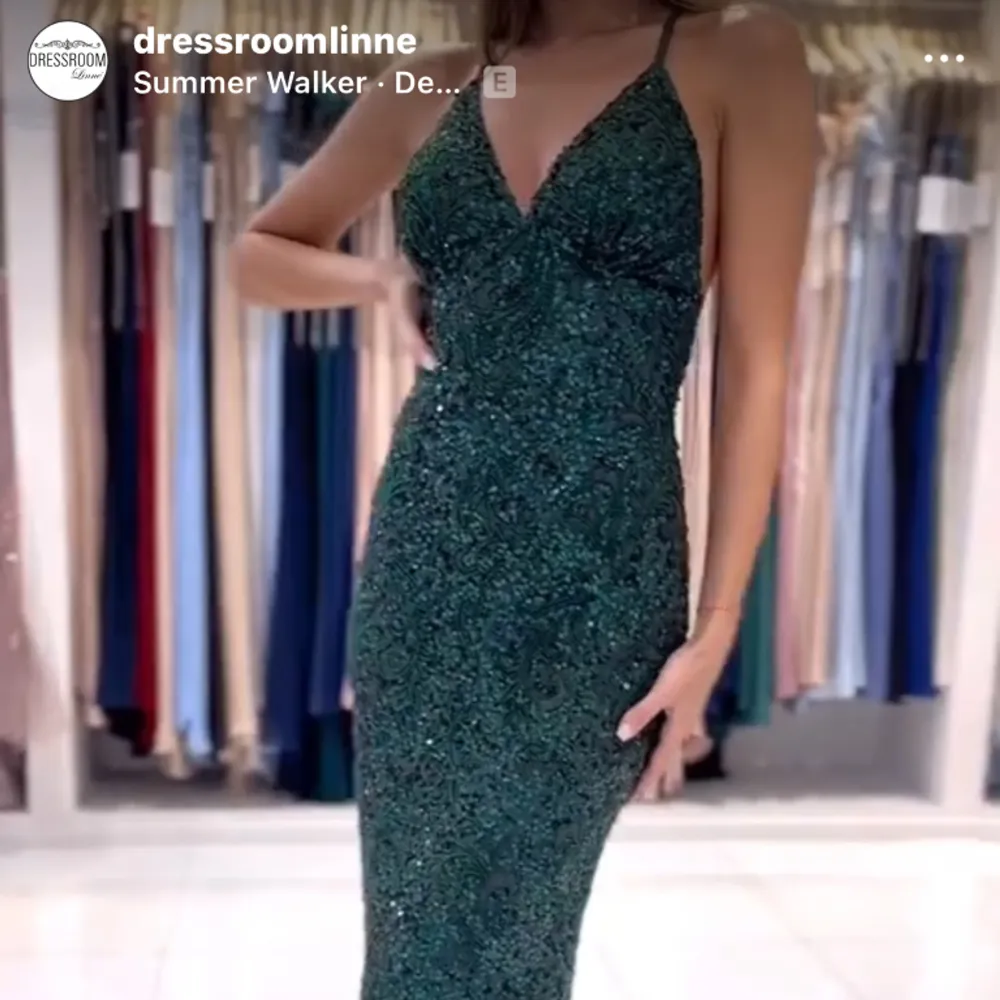 Säljer denna superfina gröna klänning från dressroom. Endast använd en gång. Nypris 5000kr. pris kan diskuteras💘. Klänningar.