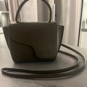 Atp väska mini - Säljer min fina atp väska mini i färgen grön, fortfarande bra skick trots användning. Nypris:3900