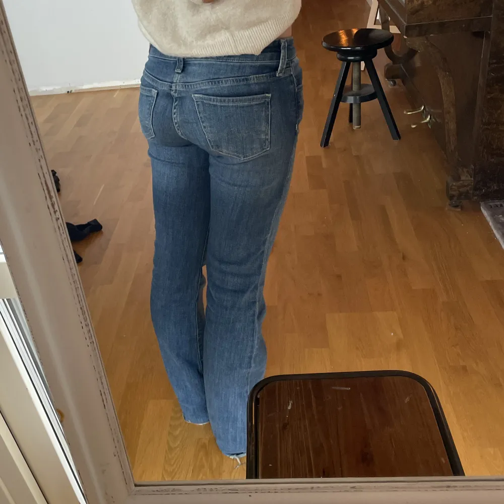 Pepe jeans  Väldigt sköna stretchiga så skulle säga att dom passar nån med 26-29 i midjestorlek Midjemått: 35cm rakt över Innerben: 78cm. Jeans & Byxor.
