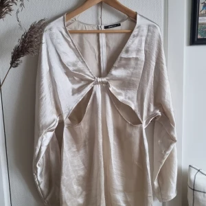 Söt cutout klänning från Gina Tricot  - Aldrig använd så är i fint skick.