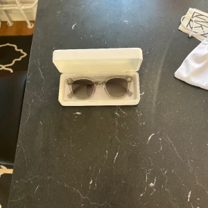 Chimi 02 - Fånga solens strålar med stil med dessa trendiga Chimii 02. Dessa solglasögon är både snygga, praktiska och perfekta för att komplettera din outfit Dessa Chimii 02 är endast använda ett fåtal gånger och är i princip i ny skick