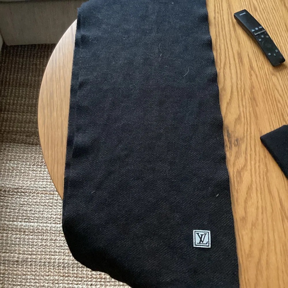 Hej! Säljer en svart Lv sjal, aldrig använd o därför säljs den, om man köper med mössan får man båda för endast 350kr! Om ni e intresserad av det kan ni kolla min andra annons som jag la upp innan denna, hör av er för frågor eller fler bilder💛. Övrigt.
