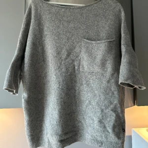 Stickad tröja - Storlek L/XL men motsvarar en M/L, fint skick