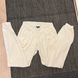 Vita velour mjukis  - Mjukis i velour i välanvänt skick, men fortfarande fina! Några paljetter som formar ”stjärnor” till höger på byxorna har fallit av, och snörena är borta 