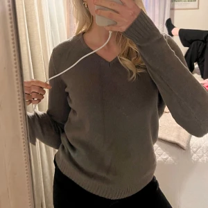 Stickad tröja  - Grön stickad tröja med v ringning! Aldrig använd💚
