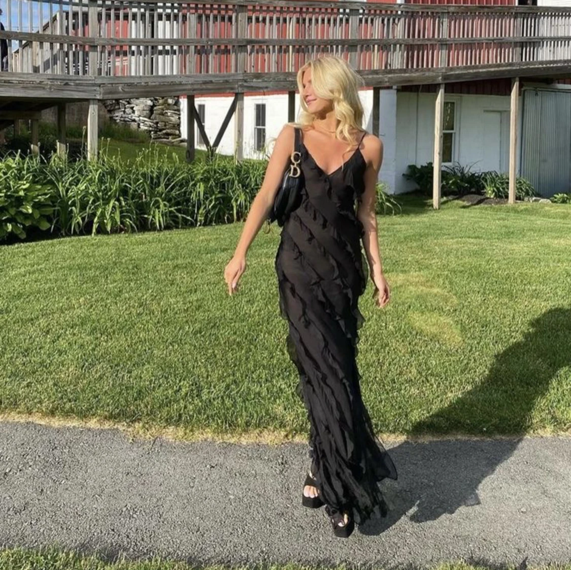 Svart volangklänning