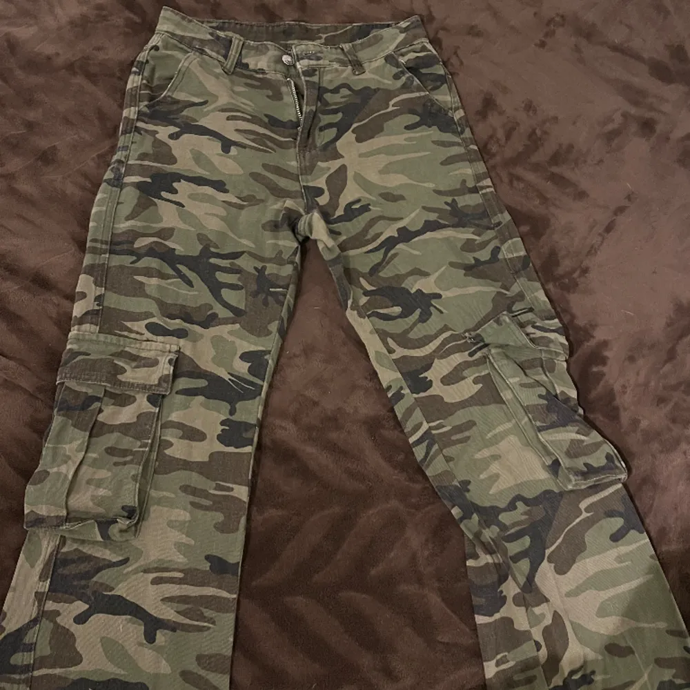 Camouflage cargobyxor. Jeans & Byxor.