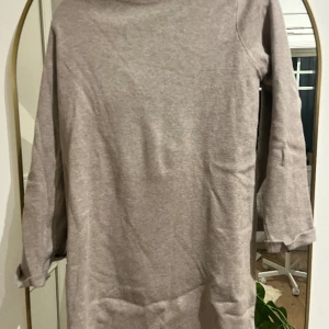 Zara Stickad klänning - Jättefin beige/brun stickad klänning från Zara