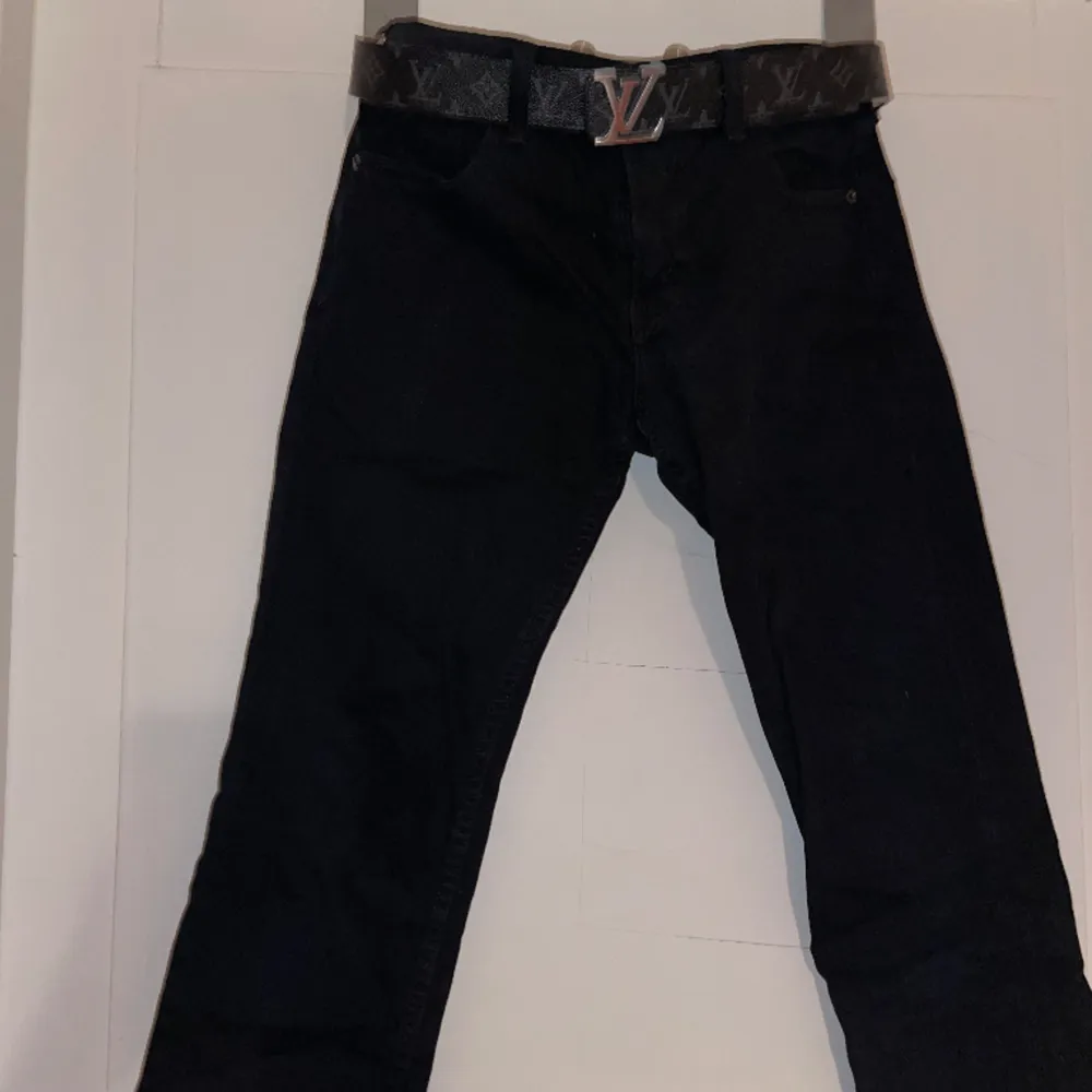 Snygga svarta jeans, använda max 1 gång Storlek 30/32. Jeans & Byxor.