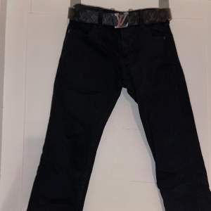 Snygga svarta jeans, använda max 1 gång Storlek 30/32