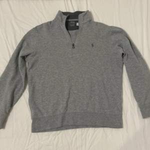 Ralph lauren halfzip En grå Ralph lauren Half zip köpt i spanien 10/10 skick Storlek S Nypris 1900.