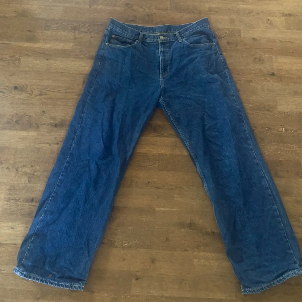 Baggy Jeans från DR DENIM. Köpta för 700kr Knappt använda. Jeans & Byxor.