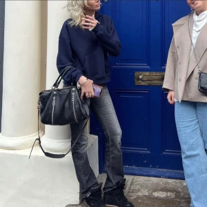 Jeans  - Super snygga jeans i storlek 38 men är små i storleken så passar mer 36💕