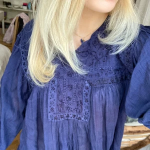 Blus - Broderad blus💞💞Färgen syns bäst på de två första bilderna, och passformen på sista!💞💞💞