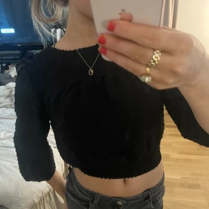 Blus - Säljer denna gulliga blusen som jag köpte i Spanien använd få gånger det är storlek XS men hade kunnat passa en S också