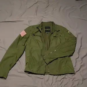 Säljer denna feta Ralph lauren military jacket skick 8/10 inget sönder bra skick fet till våren