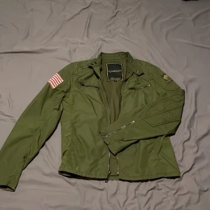 Ralph lauren jacka - Säljer denna feta Ralph lauren military jacket skick 8/10 inget sönder bra skick fet till våren