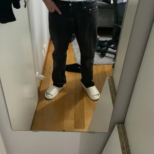 Weekday space jeans 30/32 - Stl 30/32 Svarta space jeans Weekday  