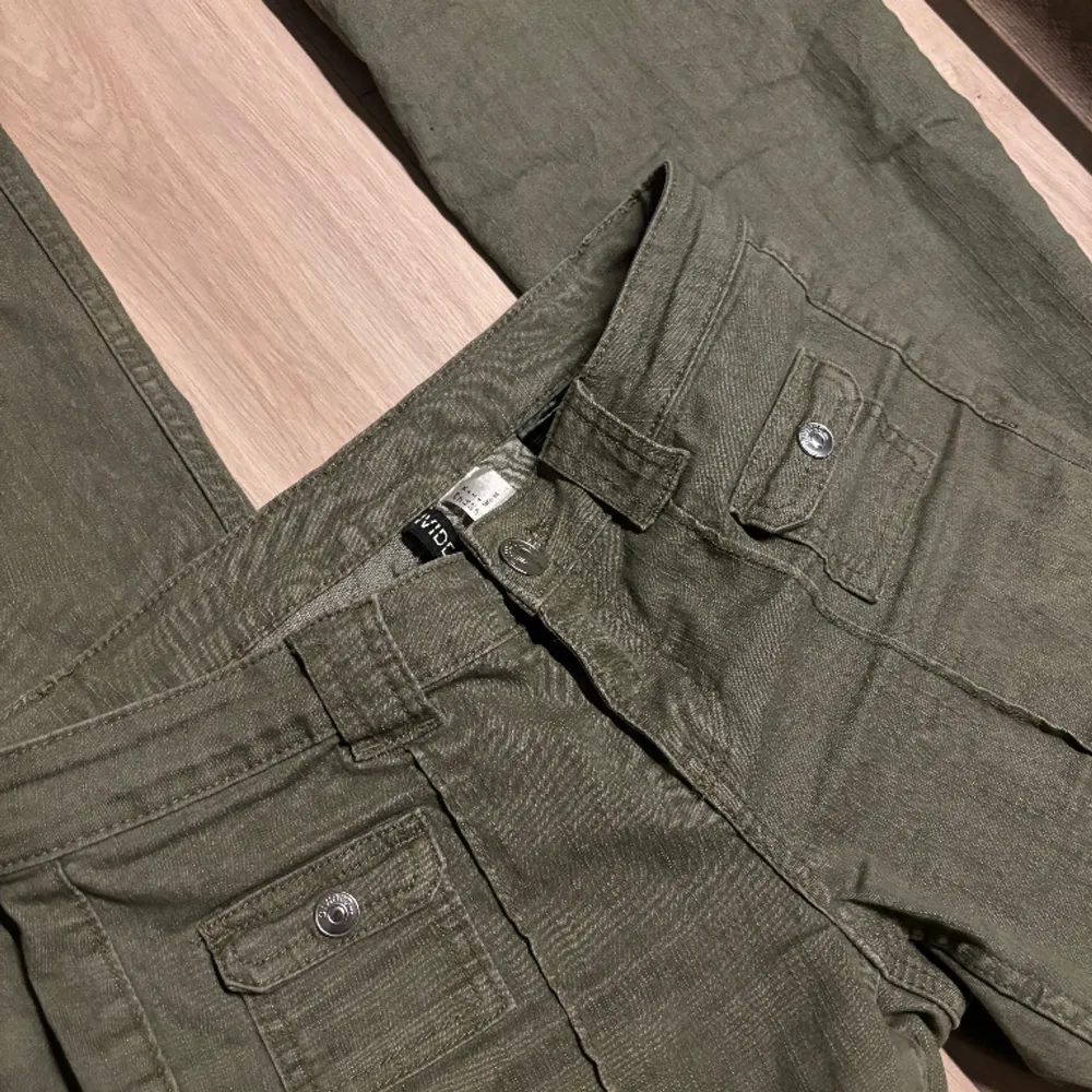 Säljer dessa supersnygga och helt slutsålda gröna byxor ifrån HM, storlek 36 och knappt använda❤️ Direktpris 500❤️. Jeans & Byxor.
