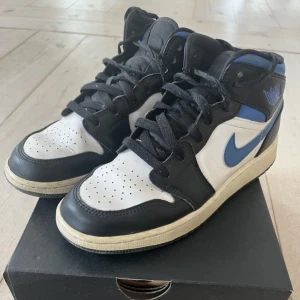 Jordan 1 mid  - Säljer dessa coola skorna. Jordan 1 mid, färgen royal Blue. Använda men ffr i gott skick. 💕💕Pris kan diskuteras