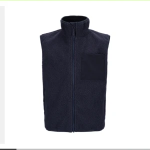 Teddy väst - Mörkblå skitsnygg Teddy väst, strl 14 men skulle såga att den är i S. Passar perfekt nu till våren/sommar med en hoodie eller en stickad tröja under! Använd runt 5 ggr så utmärkt skick