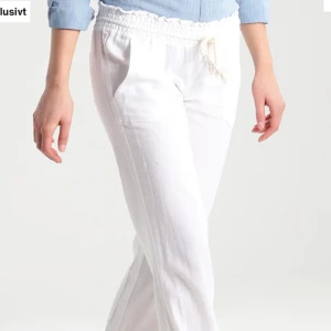 Roxy linnebyxor  - Säljer de supertrendiga Roxy linnebyxorna! Lite defekter därav priset men annars i bra skick! Perfekta nu till sommaren