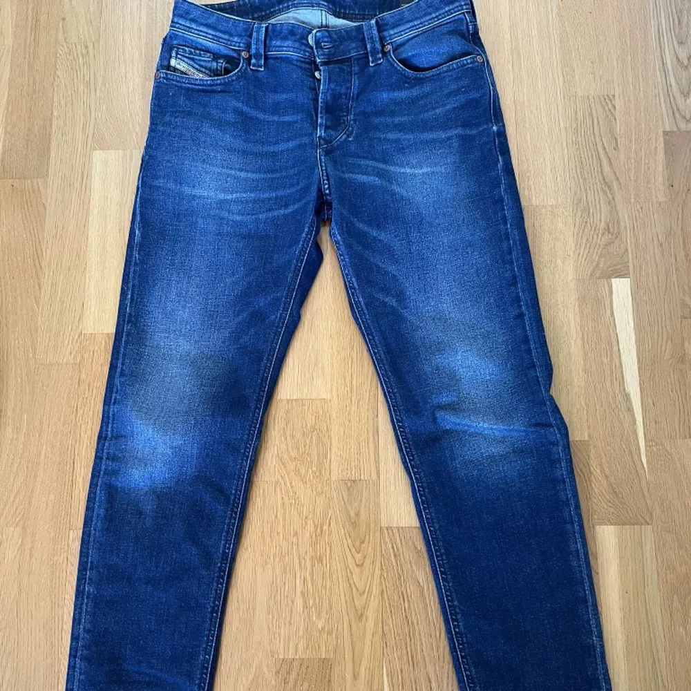 Säljer ett par så snygga herr jeans ifrån diesel!☺️dom är knappt använda så dom i i nyskick🙌🏻  Han på bilden är 182 och är lite för korta för honom.  Skriv för fler bilder och frågor! . Jeans & Byxor.