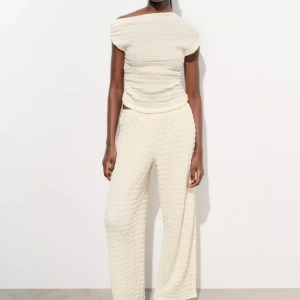 Set från zara - Säljer detta set som aldrig är använt. Storlek S. Helt nytt med prislapp.