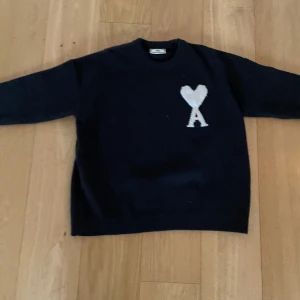 Ami Paris tröja - En snygg Ami Paris tröja. Den är köpt på plick men passade inte så behöver tyvärr sälja vidare den! Tröjan är i väldigt bra kvalite