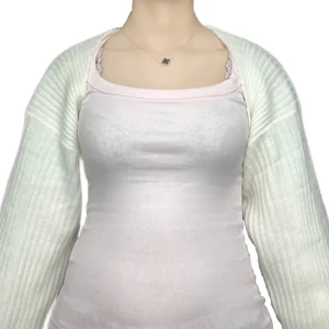 Bulero - Jag vill sälja min vita bulero som jag köp för ett litet tag sedan. Den har inte kommit till någon användning och vill därför sälja den❤️