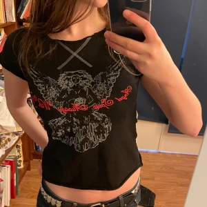 Tight t-shirt/topp med snyggt tryck🔥🔥 - Den är i mycket bra skick, skulle säga att den passar på folk mellan ungefär XS-M💗💗