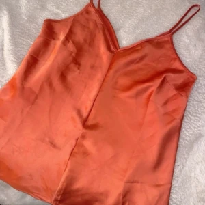 Satin topp - Jätte fin somrig satin linne som köptes i somras men hann aldrig använda och nu är det för kallt☺️